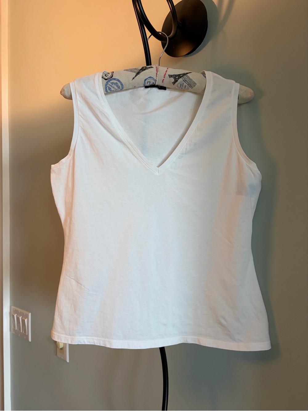 SISLEY
V NECKLINE TANK